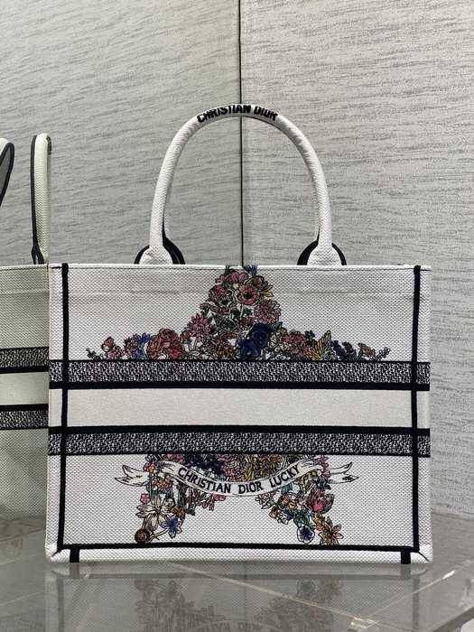 Dior Tote bag with stylish traits White 01A