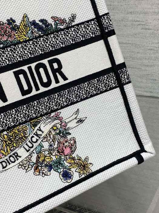 Dior Tote bag with stylish traits White 01A