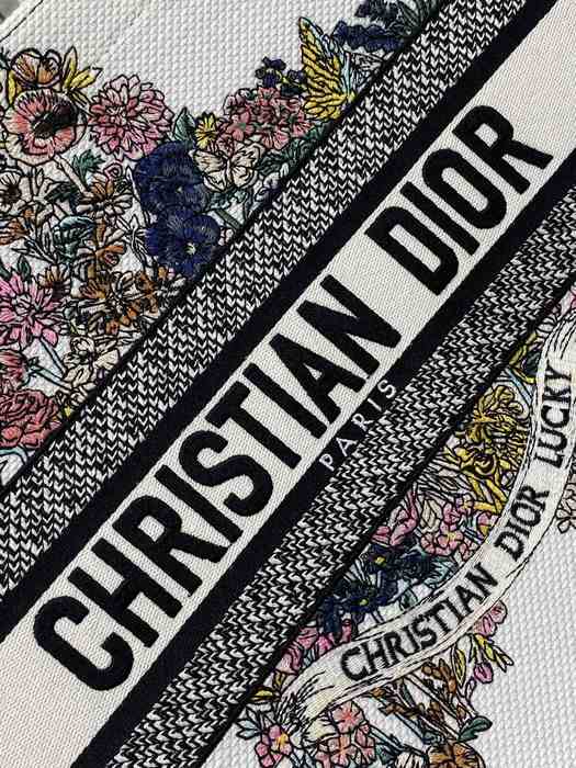 Dior Tote bag with stylish traits White 01A