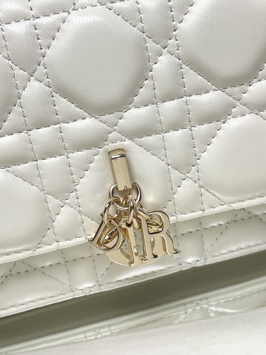 Dior Tote style 105 White 01A 2