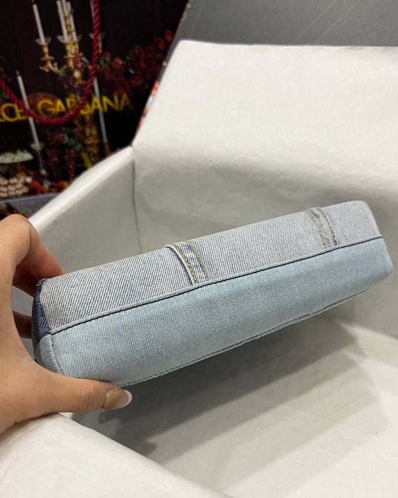 DolceGabbana Tote bag with stylish traits Blue 01A 2