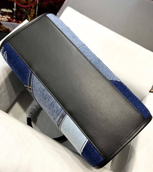 DolceGabbana Tote bag with stylish traits Blue 01A