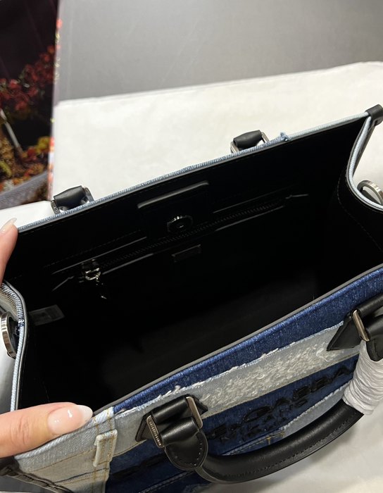 DolceGabbana Tote bag with stylish traits Blue 01A