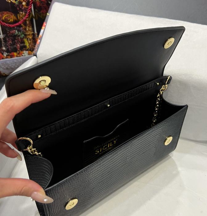 DolceGabbana Tote bag with stylish traits Red 01A