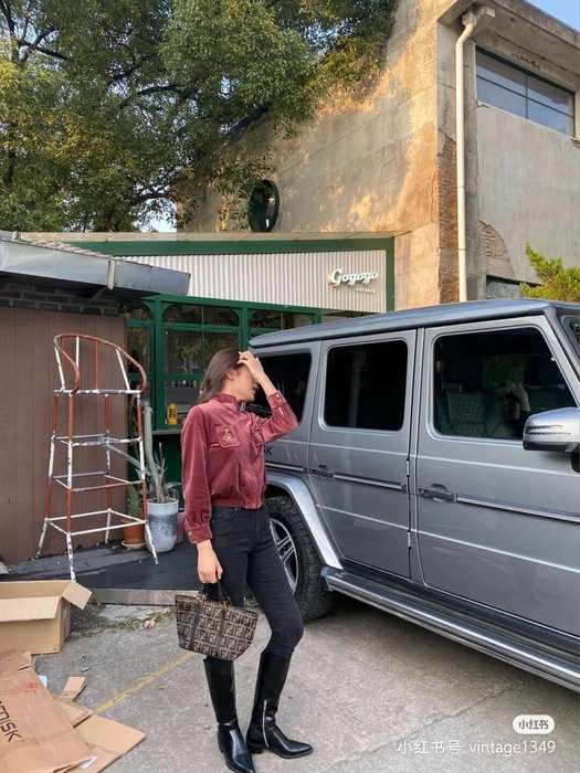 Fendi Stylish Tote with spacious design Brown 01A