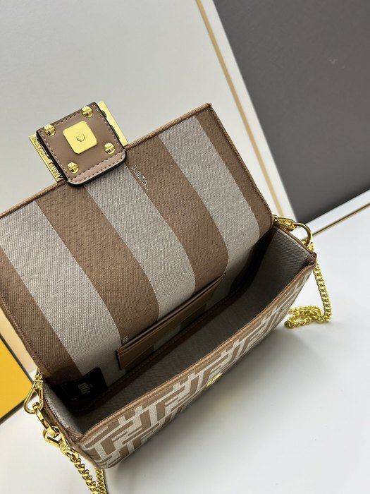 Fendi Tote Bag with Stylish Features Brown 01A 6