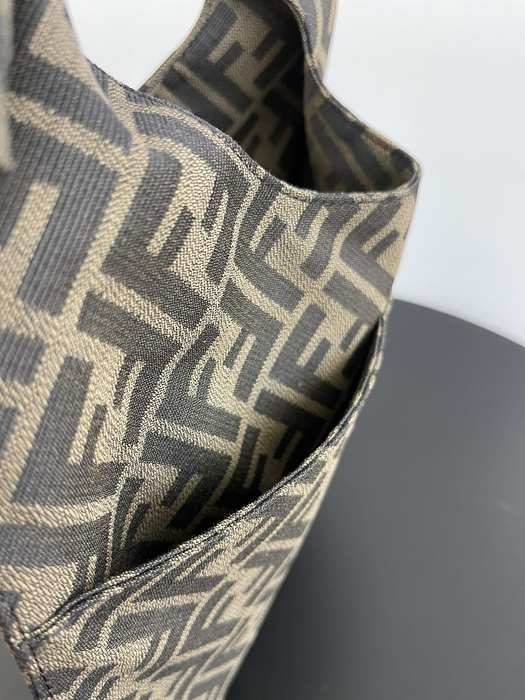Fendi Tote bag with distinctive features Brown 01A