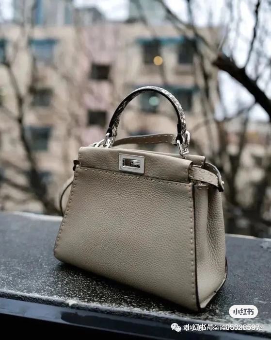 Fendi Tote bag with elegant design Brown 01A