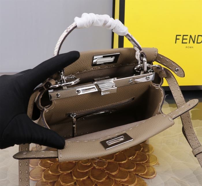 Fendi Tote bag with elegant design Brown 01A