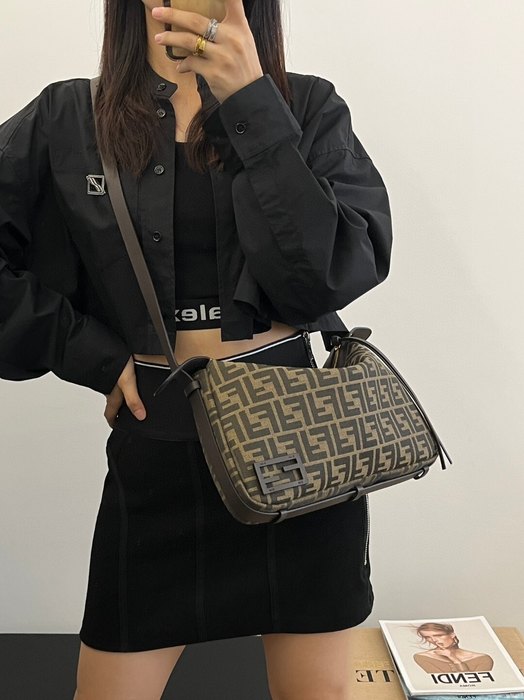 Fendi Tote bag with sleek design Brown 01A