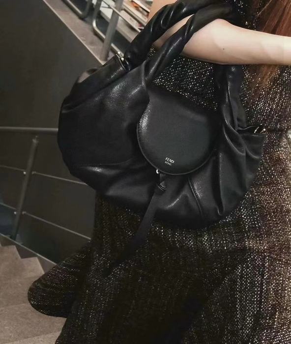 Fendi Tote bag with soft design traits Black 01A