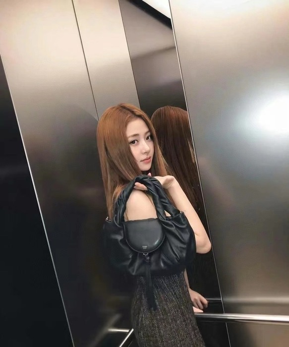 Fendi Tote bag with soft design traits Black 01A