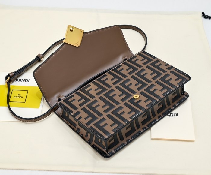 Fendi Tote bag with structured design Brown 01A 2