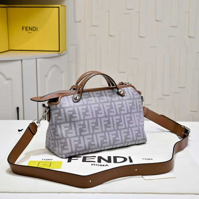 Fendi Tote bag with sturdy structure and spacious interior Grey 01A