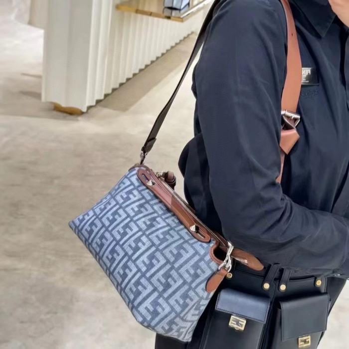 Fendi Tote bag with sturdy structure and spacious interior Grey 01A