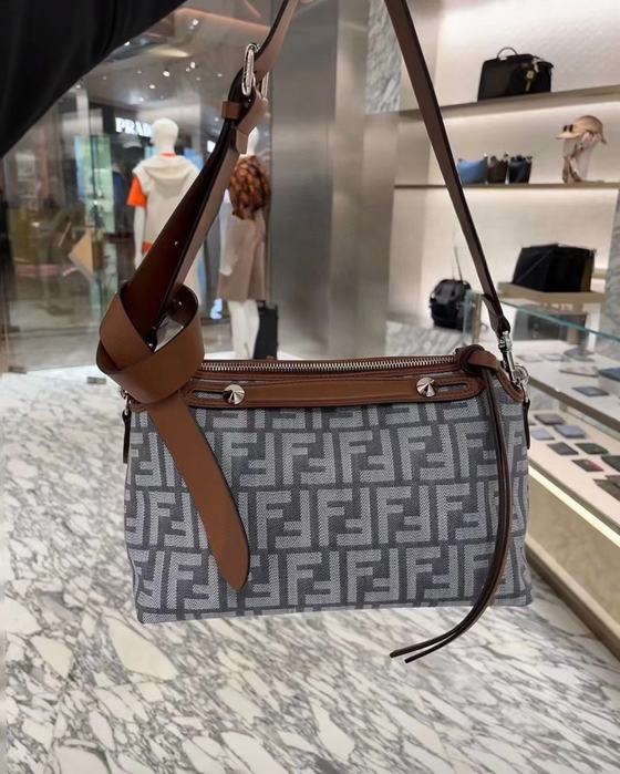 Fendi Tote bag with sturdy structure and spacious interior Grey 01A