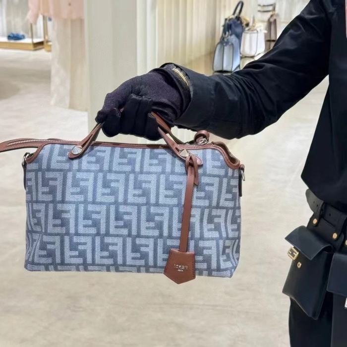 Fendi Tote bag with sturdy structure and spacious interior Grey 01A