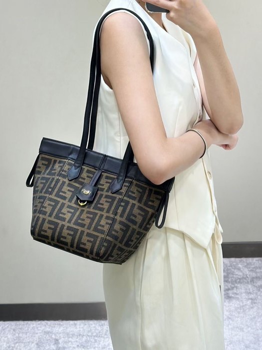 Fendi Tote bag with stylish design Brown 01A 2