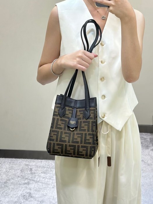 Fendi Tote bag with stylish design Brown 01A 2