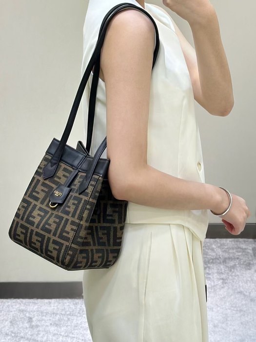 Fendi Tote bag with stylish design Brown 01A 2