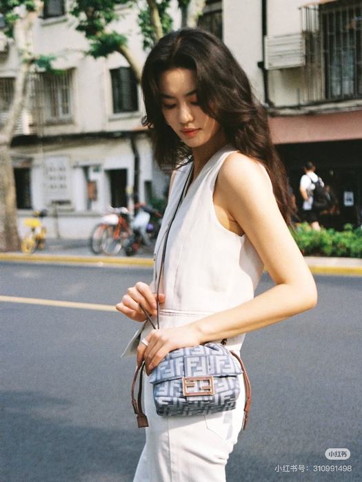 Fendi Tote bag with stylish features Blue 01A