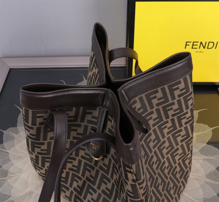 Fendi Tote bag with stylish features Brown 01A 2