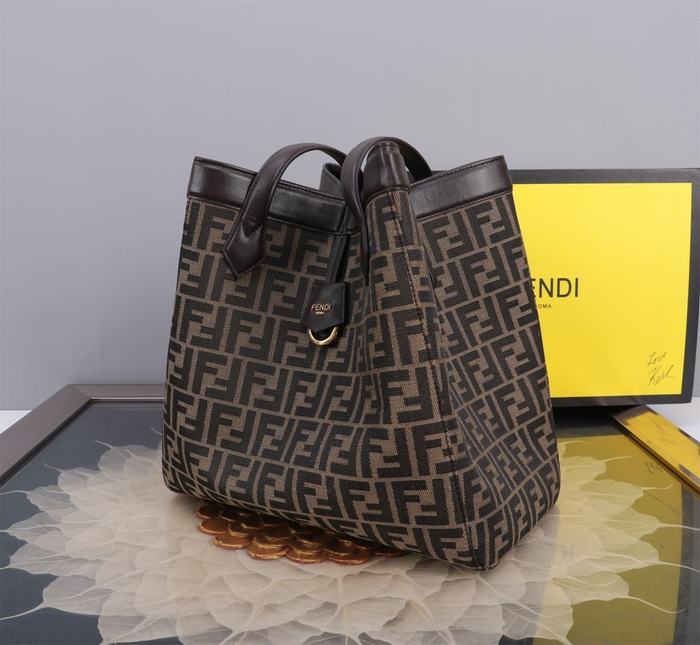 Fendi Tote bag with stylish features Brown 01A 2