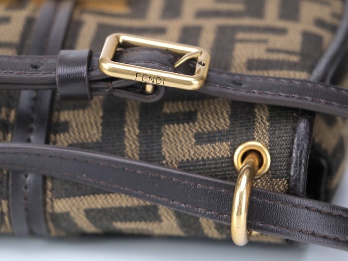 Fendi Tote bag with stylish features Brown 01A 3