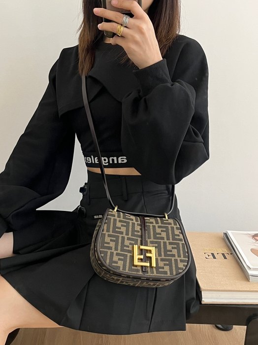 Fendi Tote bag with stylish features Brown 01A 3