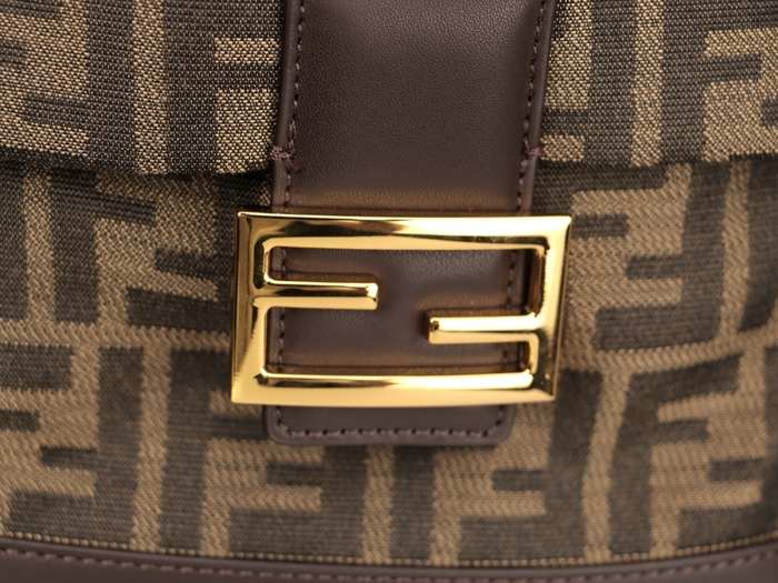 Fendi Tote bag with stylish features Brown 01A 4