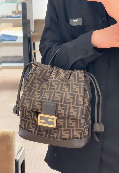 Fendi Tote bag with stylish features Brown 01A 4