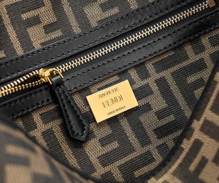 Fendi Tote bag with stylish features Brown 01A 8