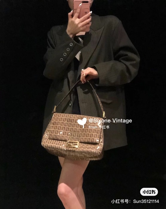 Fendi Tote bag with stylish features Brown 01A 9