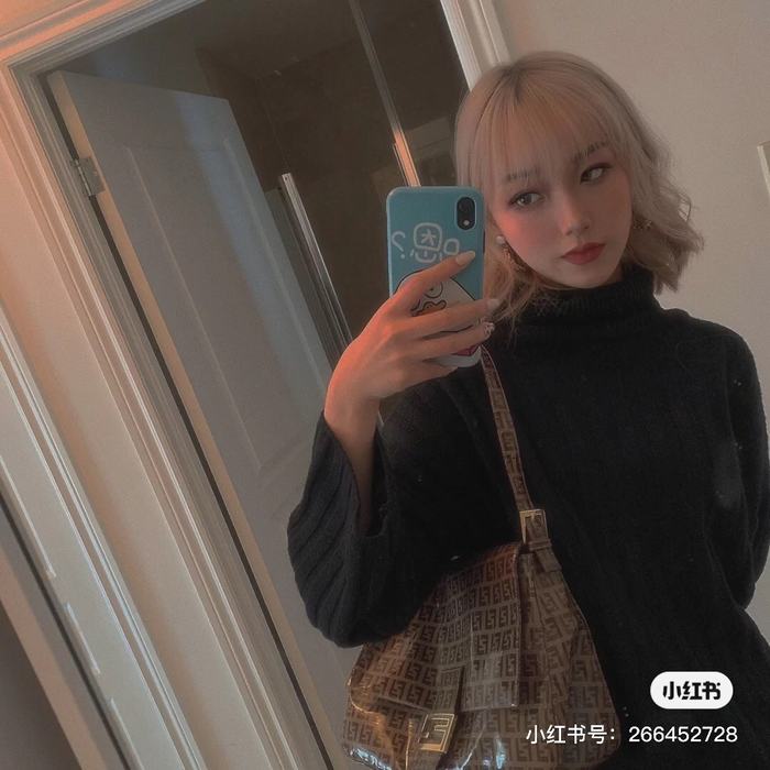 Fendi Tote bag with stylish features Brown 01A 9