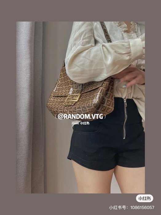 Fendi Tote bag with stylish features Brown 01A 9