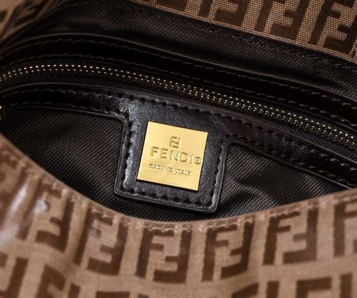 Fendi Tote bag with stylish features Brown 01A 9