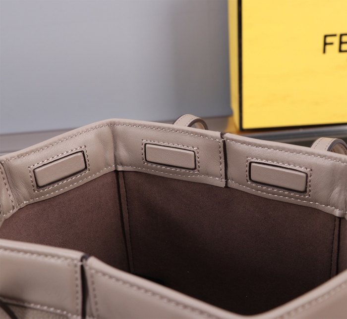 Fendi Tote bag with stylish features Brown 01A