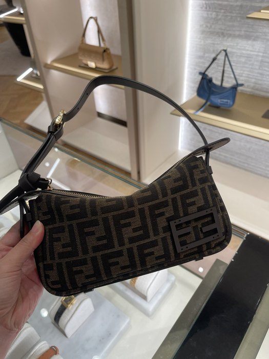 Fendi Tote bag with stylish shoulder strap Brown 01A