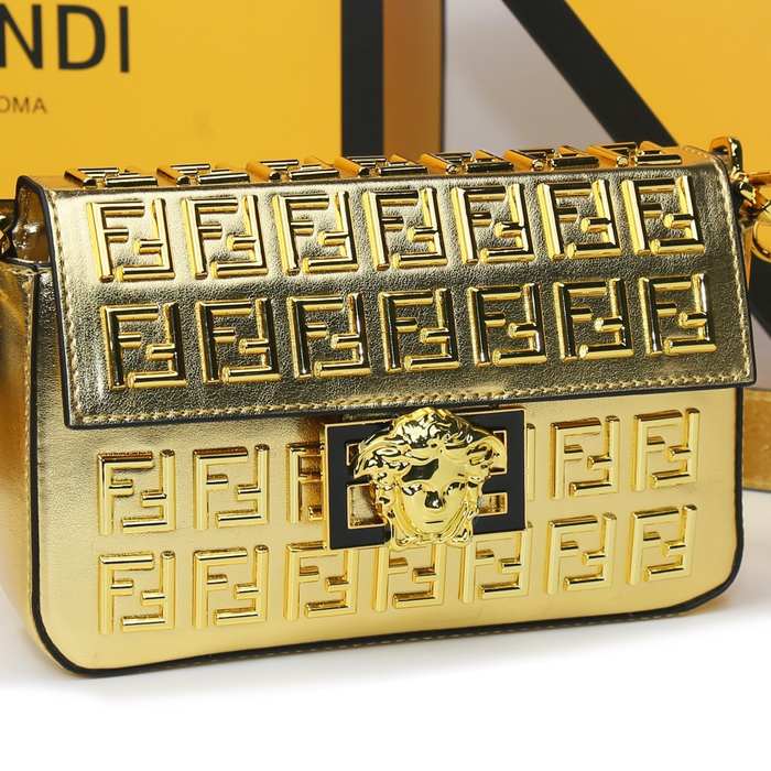 Fendi Tote bag with stylish traits Black 01A