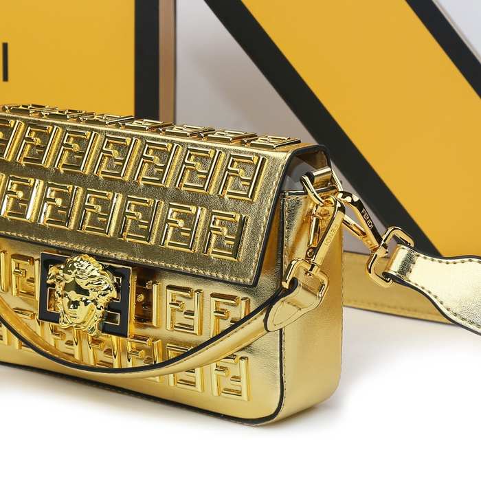 Fendi Tote bag with stylish traits Black 01A