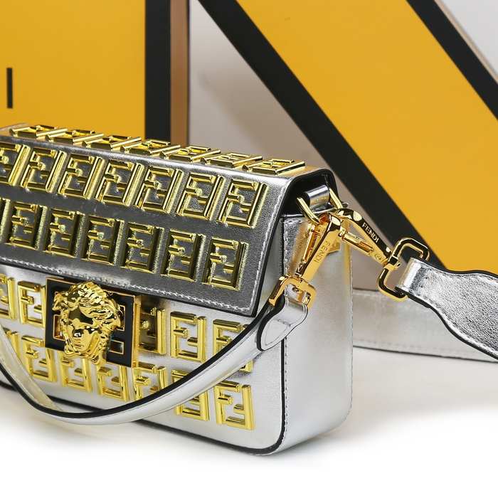 Fendi Tote bag with stylish traits Black 01A