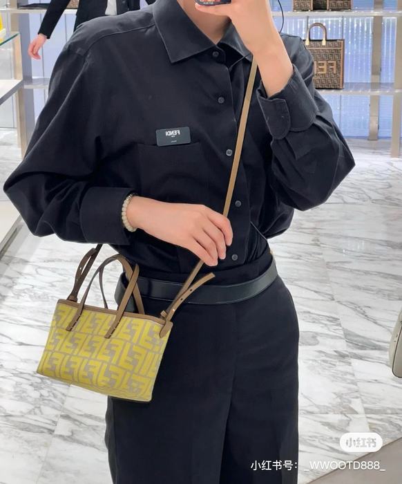 Fendi Tote bag with stylish traits Brown 01A 3