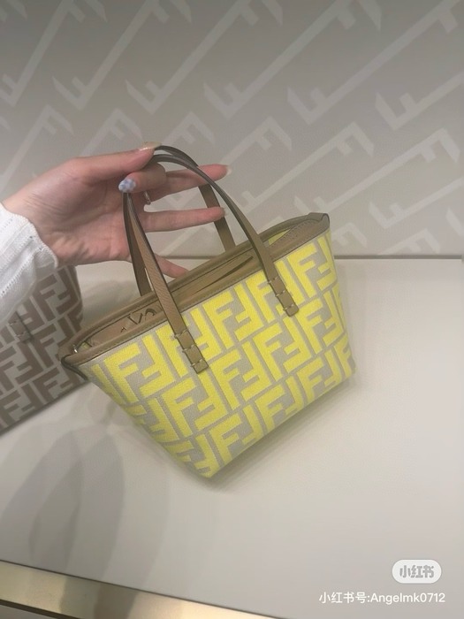 Fendi Tote bag with stylish traits Brown 01A 3