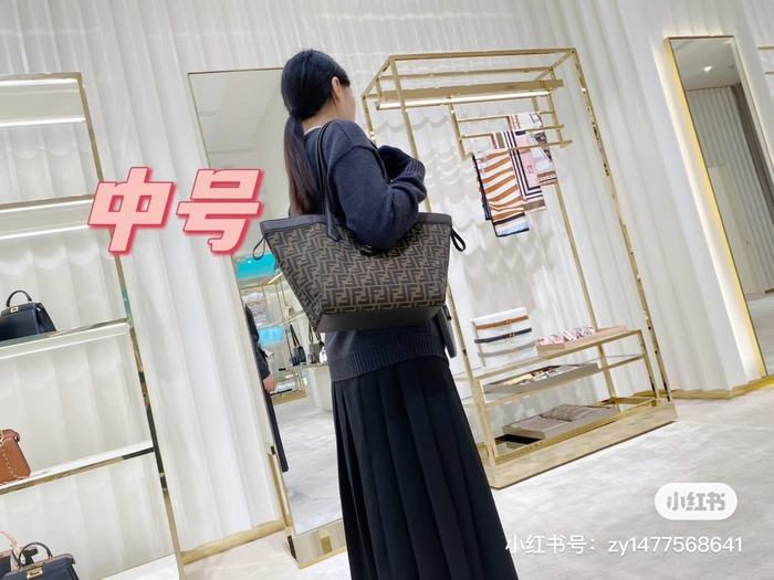 Fendi Tote bag with stylish traits Brown 01A 5