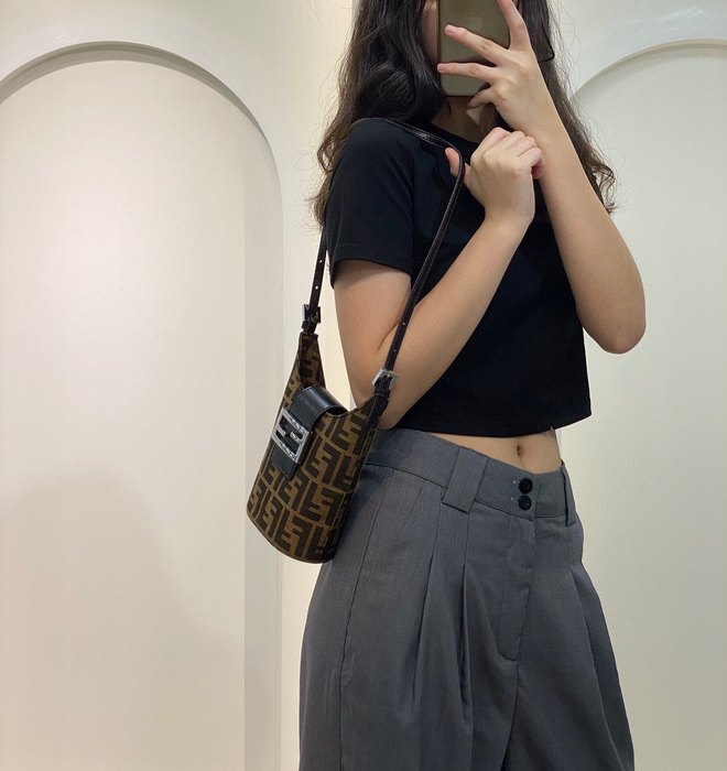 Fendi Tote bag with stylish traits Brown 01A 8