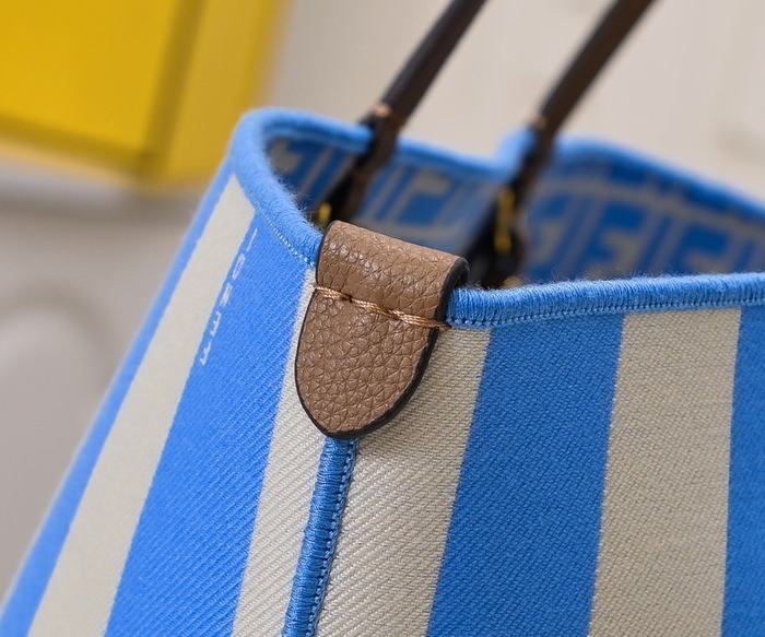 Fendi Tote bag with stylish traits Brown 01A 9