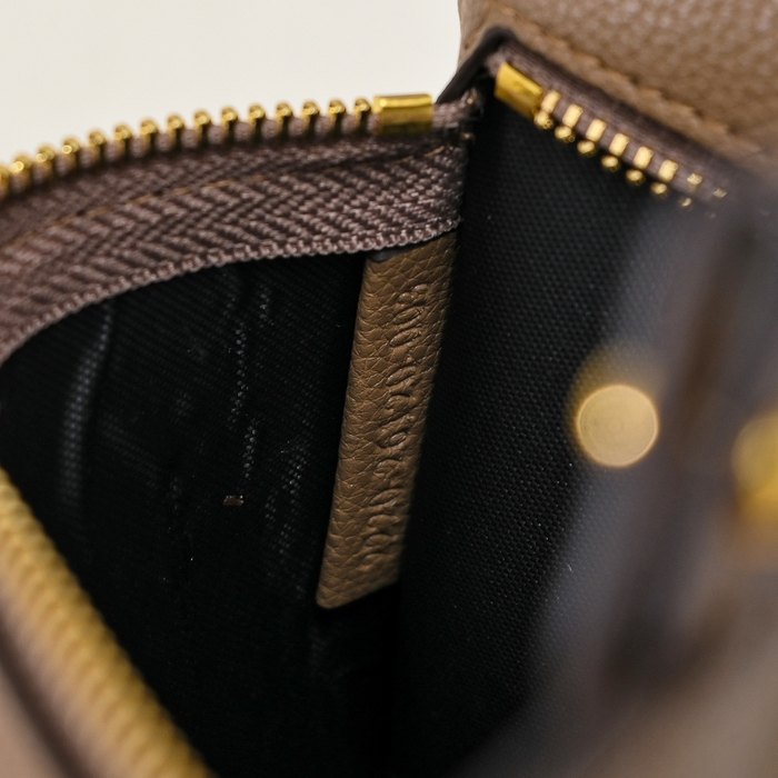 Fendi Tote bag with stylish traits Brown 01A 9