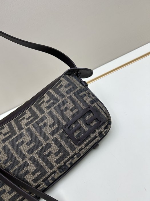 Fendi Tote bag with stylish traits Brown 01A