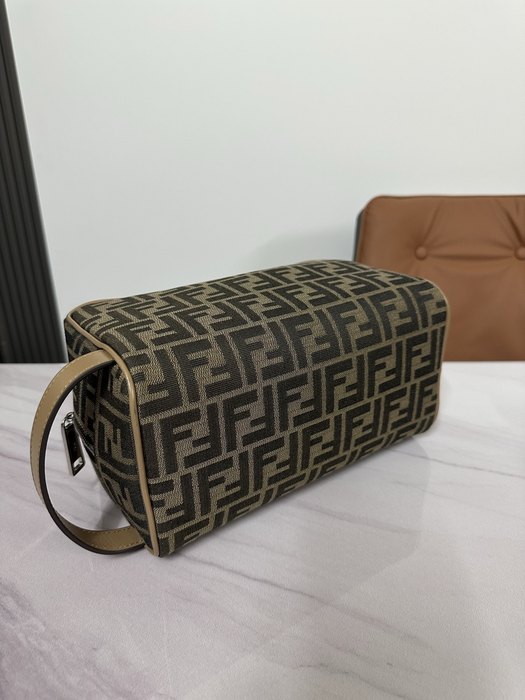 Fendi Tote bag with stylish traits Grey 01A