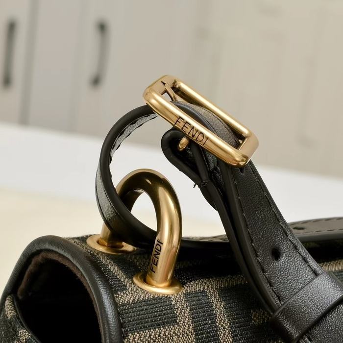Fendi Tote with chain detail Black 01A